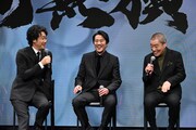 映画「室町無頼」製作発表会見の様子。