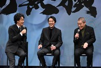 映画「室町無頼」製作発表会見の様子。