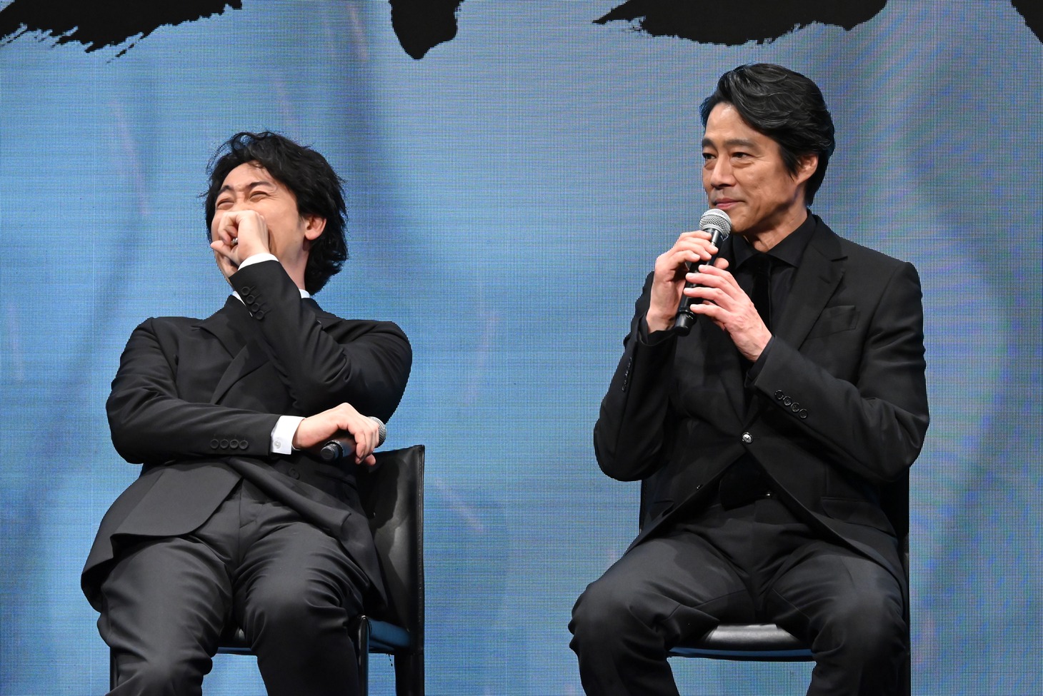 映画「室町無頼」製作発表会見の様子。