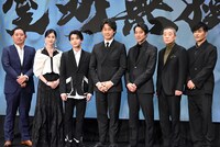 映画「室町無頼」製作発表会見の様子。左から入江悠、松本若菜、長尾謙杜、大泉洋、堤真一、柄本明、北村一輝。
