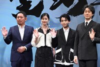 映画「室町無頼」製作発表会見の様子。