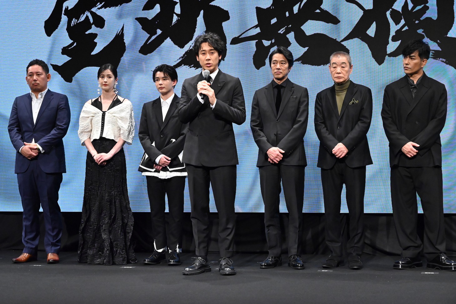 映画「室町無頼」製作発表会見の様子。