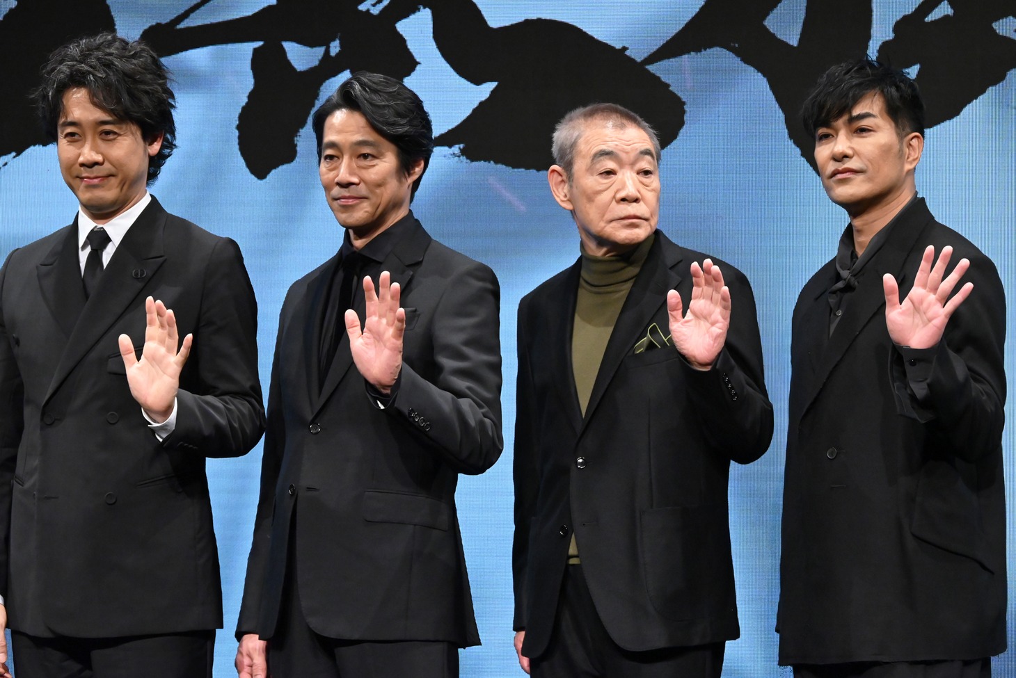 映画「室町無頼」製作発表会見の様子。