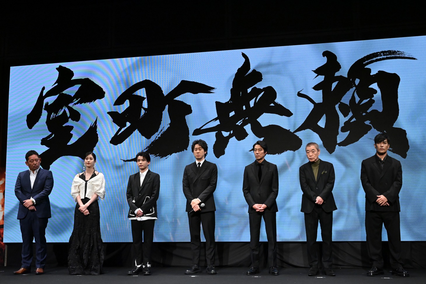 映画「室町無頼」製作発表会見の様子。