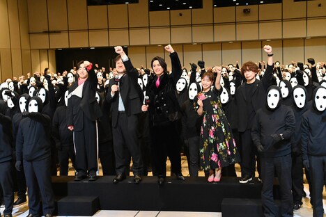 「変な家」“変な報告会”の様子。