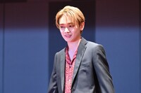 ランウェイを歩く宮世琉弥。