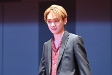 ランウェイを歩く宮世琉弥。