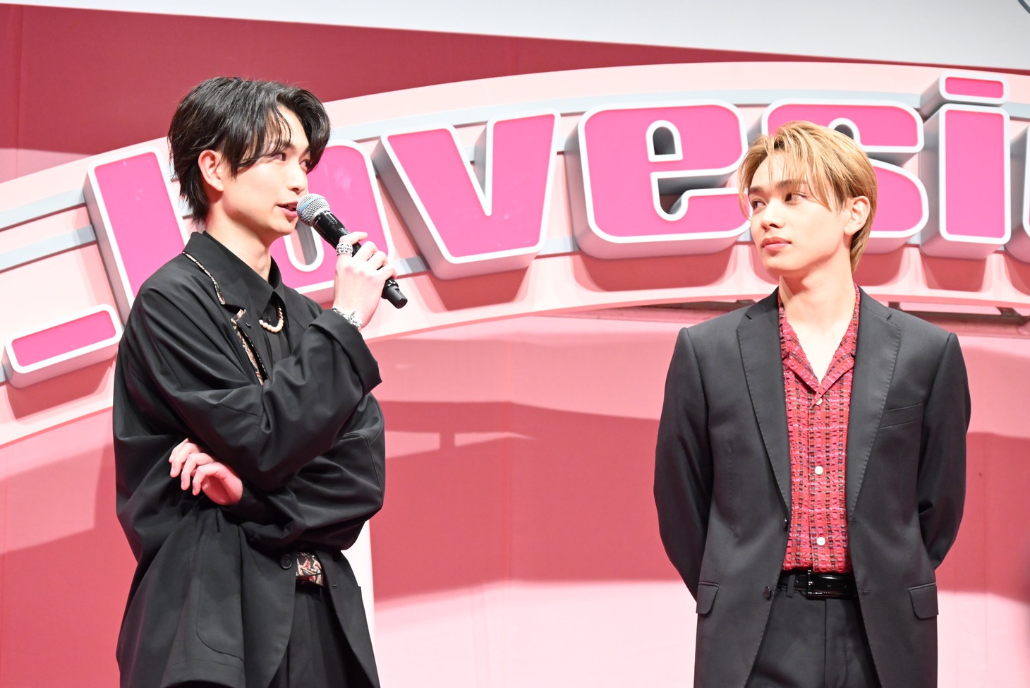 「大人になったな」と話す綱啓永（左）と宮世琉弥（右）。