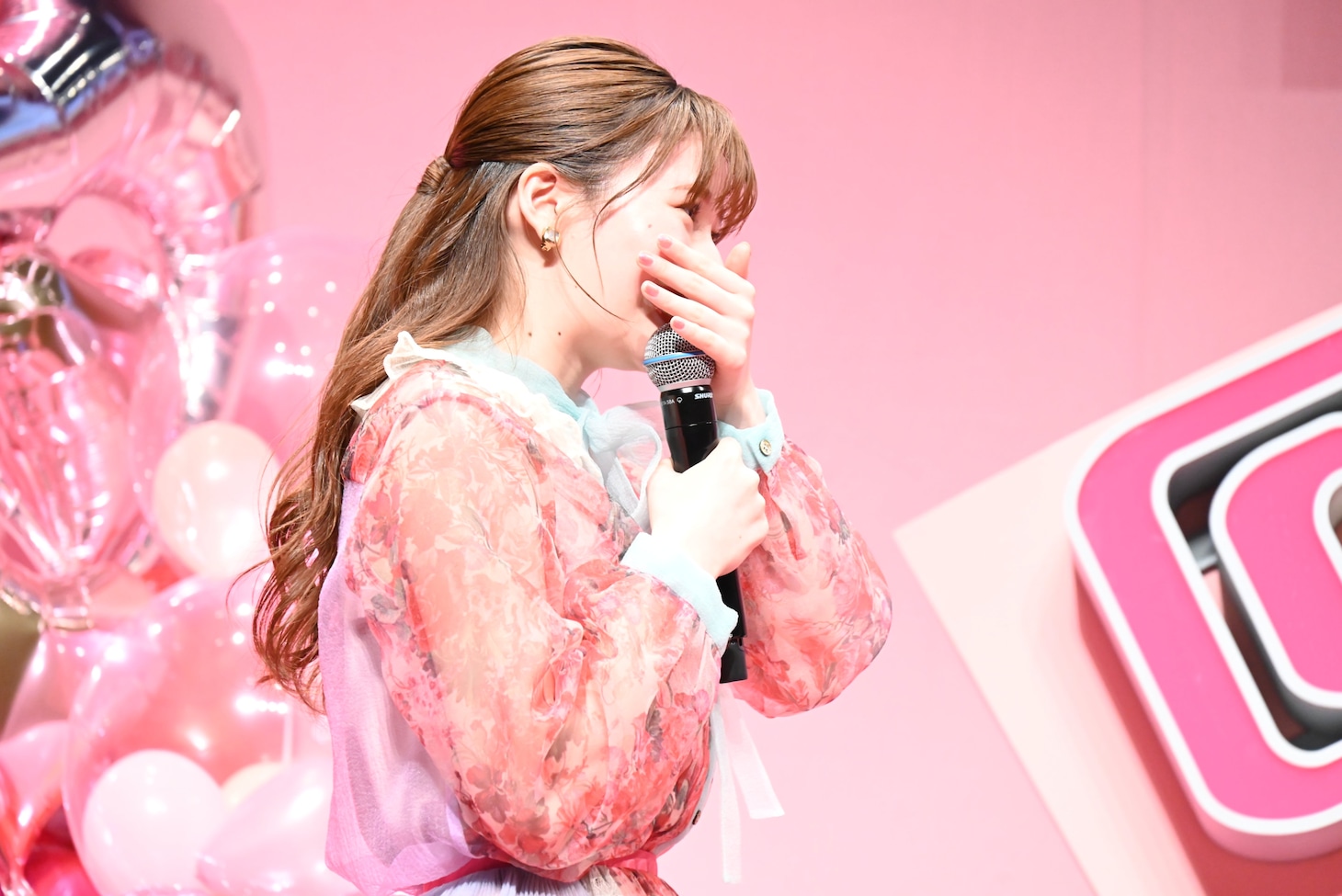 “妄想シチュエーション”の披露に照れる白宮みずほ。