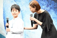 桑名桃李（左）に質問する杉咲花（右）。