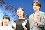 左から桑名桃李、杉咲花、志尊淳。