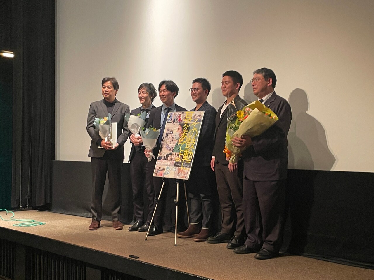 1月27日に東京・ポレポレ東中野で行われた「その鼓動に耳をあてよ」初日舞台挨拶の様子。左から阿武野勝彦、土方宏史、足立拓朗、櫻木佑、蜂矢康二、北川喜己。