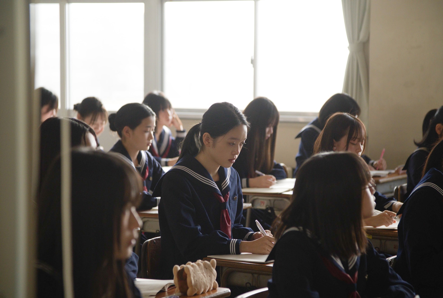 Netflix映画「パレード」より、高石あかり演じる靖子（中央）。