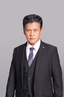 橋本じゅん演じる岡本龍肝。