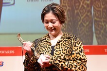 うれしそうにトロフィーを持つサリngROCK。