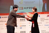 左から戸田彬弘、杉咲花。