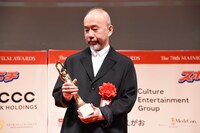 トロフィーを見つめる塚本晋也。