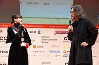 左から広瀬すず、岩井俊二。