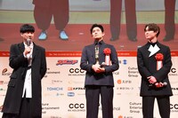 左から松永大司、鈴木亮平、宮沢氷魚。