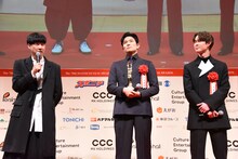 左から松永大司、鈴木亮平、宮沢氷魚。