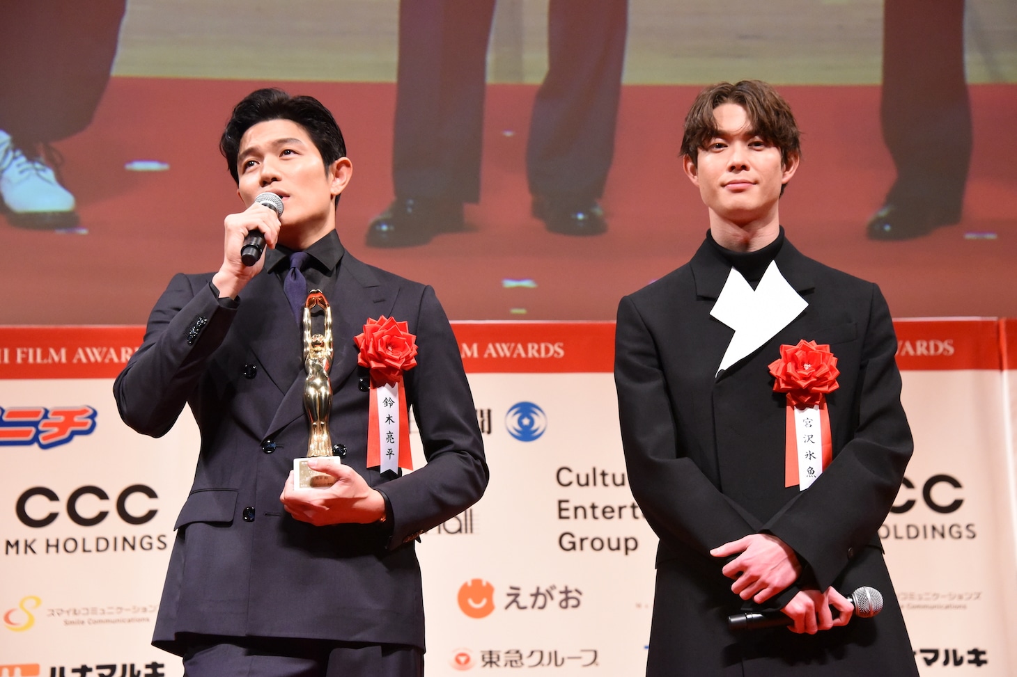 左から鈴木亮平、宮沢氷魚。