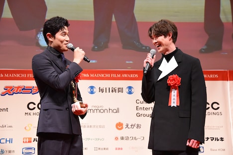 左から鈴木亮平、宮沢氷魚。