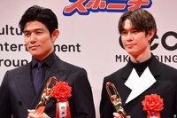 「エゴイスト」で共演した鈴木亮平（左）と宮沢氷魚（右）。