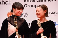 談笑する広瀬すず（左）と杉咲花（右）。