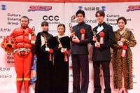 左からアフロ、広瀬すず、杉咲花、鈴木亮平、宮沢氷魚、サリngROCK。