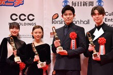 左から広瀬すず、杉咲花、鈴木亮平、宮沢氷魚。