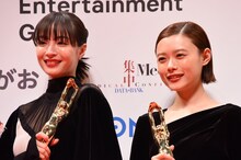 左から広瀬すず、杉咲花。2025年公開の映画「片思い世界」で共演する。