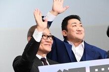 左から國村隼、マ・ドンソク。