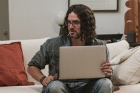 「THE CURSE／ザ・カース」より、ベニー・サフディ演じるドギー・シェクター。