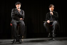 左から藤井道人、SYO。