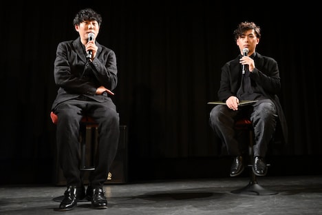 左から藤井道人、SYO。