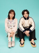 左から田辺桃子、京本大我。