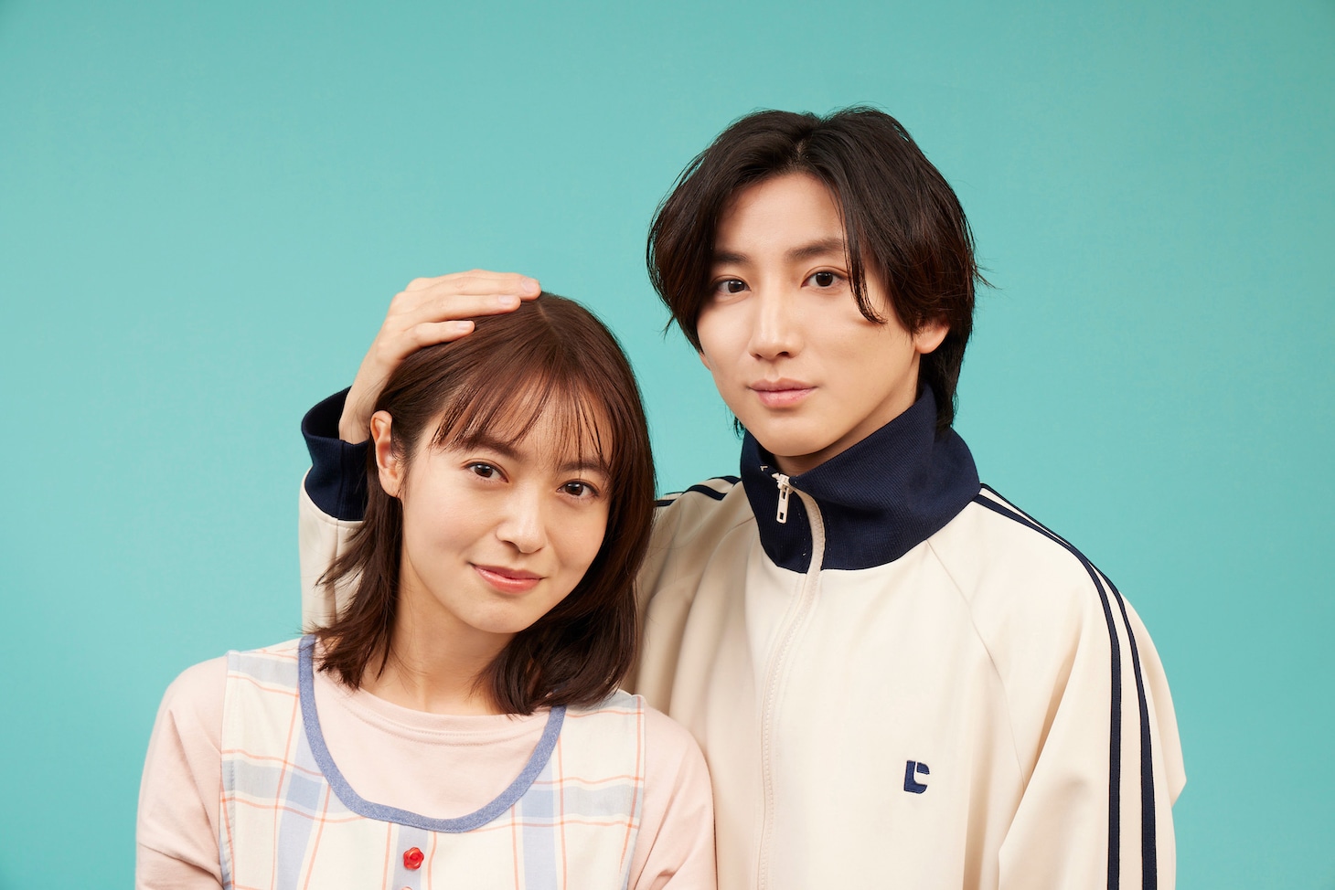 田辺桃子（左）の頭を抱き寄せる京本大我（右）。