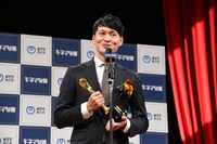 読者選出外国映画監督賞のトロフィーを受け取った山田滋天。