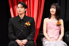 左から磯村勇斗、アイナ・ジ・エンド。