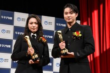 左から二階堂ふみ、磯村勇斗。