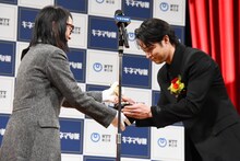 トロフィーを受け取る磯村勇斗。