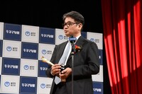 日本映画監督賞のトロフィーを受け取った高崎卓馬。