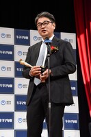 日本映画監督賞のトロフィーを受け取った高崎卓馬。