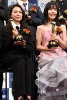 左から二階堂ふみ、アイナ・ジ・エンド。