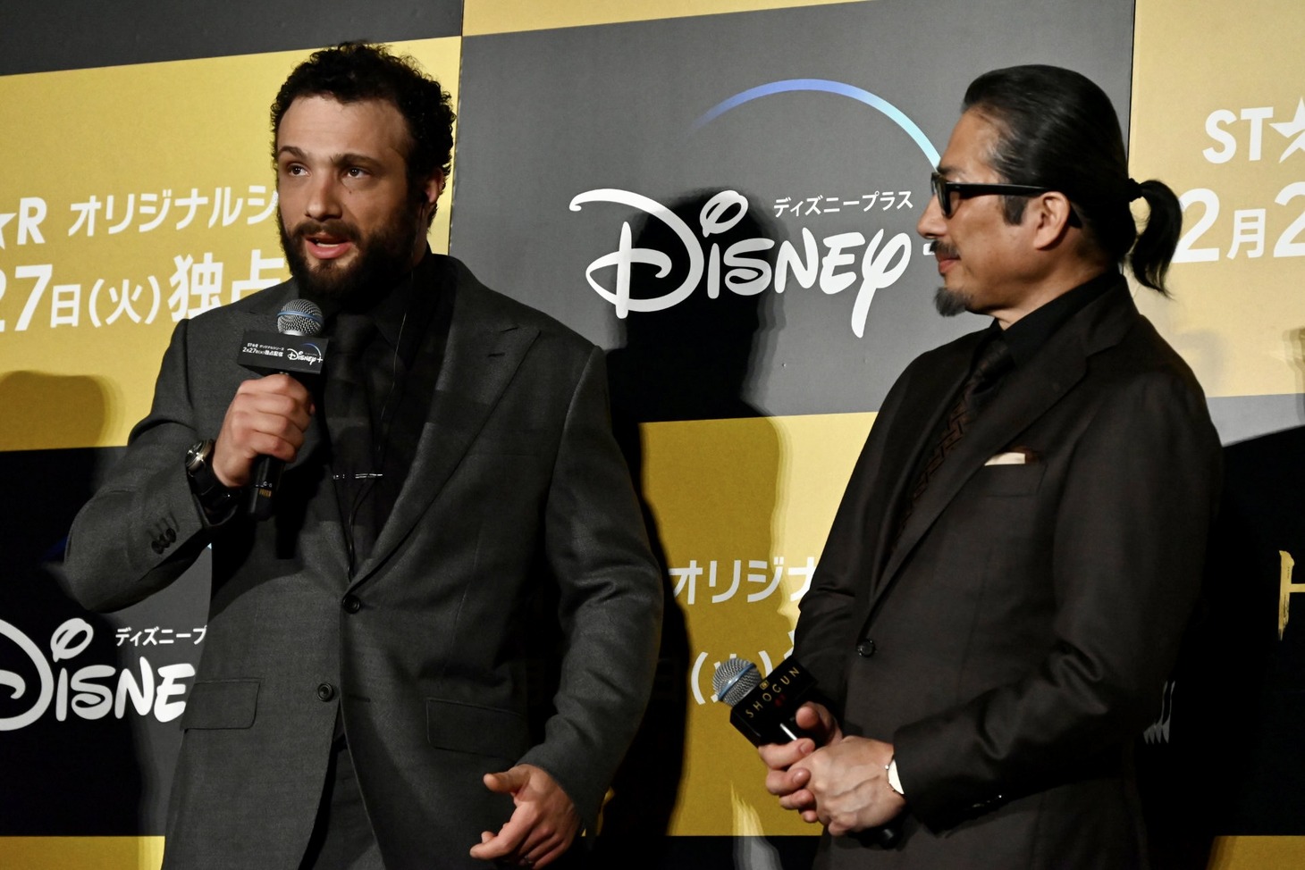 コズモ・ジャーヴィス（左）と真田広之（右）。