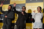 左からコズモ・ジャーヴィス、真田広之、アンナ・サワイ。