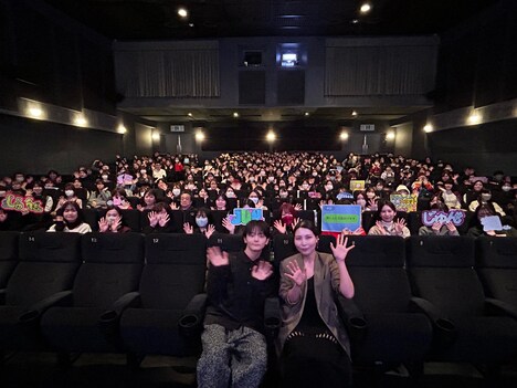 “大ヒット御礼舞台挨拶”に参加した齋藤潤（左）、世武裕子（右）。