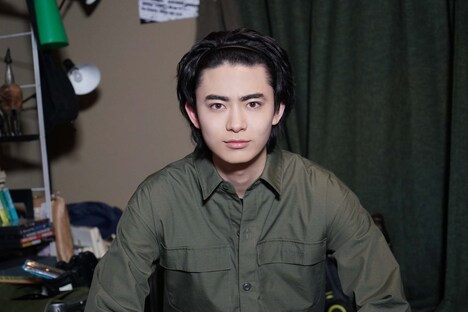 司役の豊田裕大。