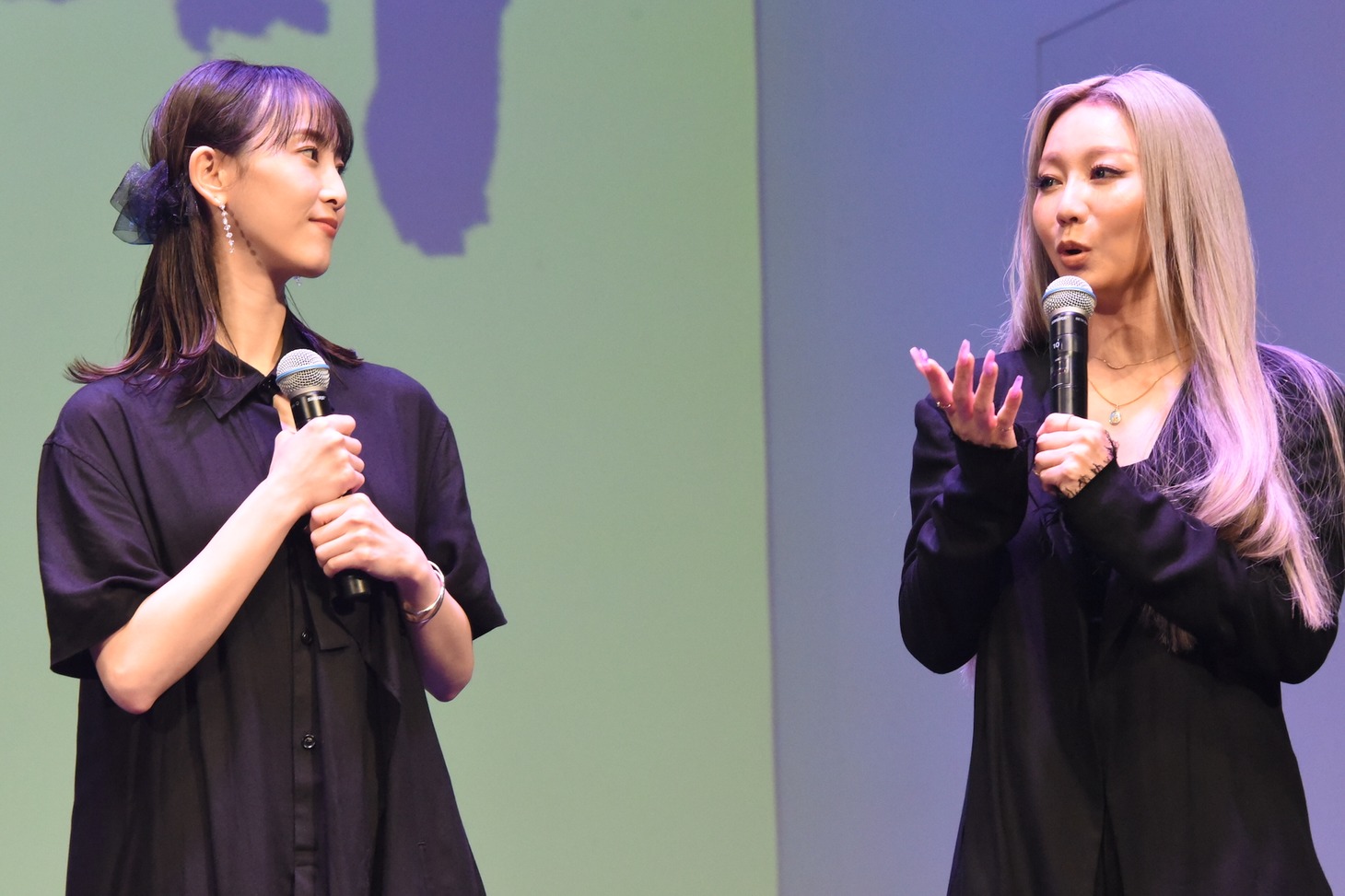 左から松井玲奈、倖田來未。