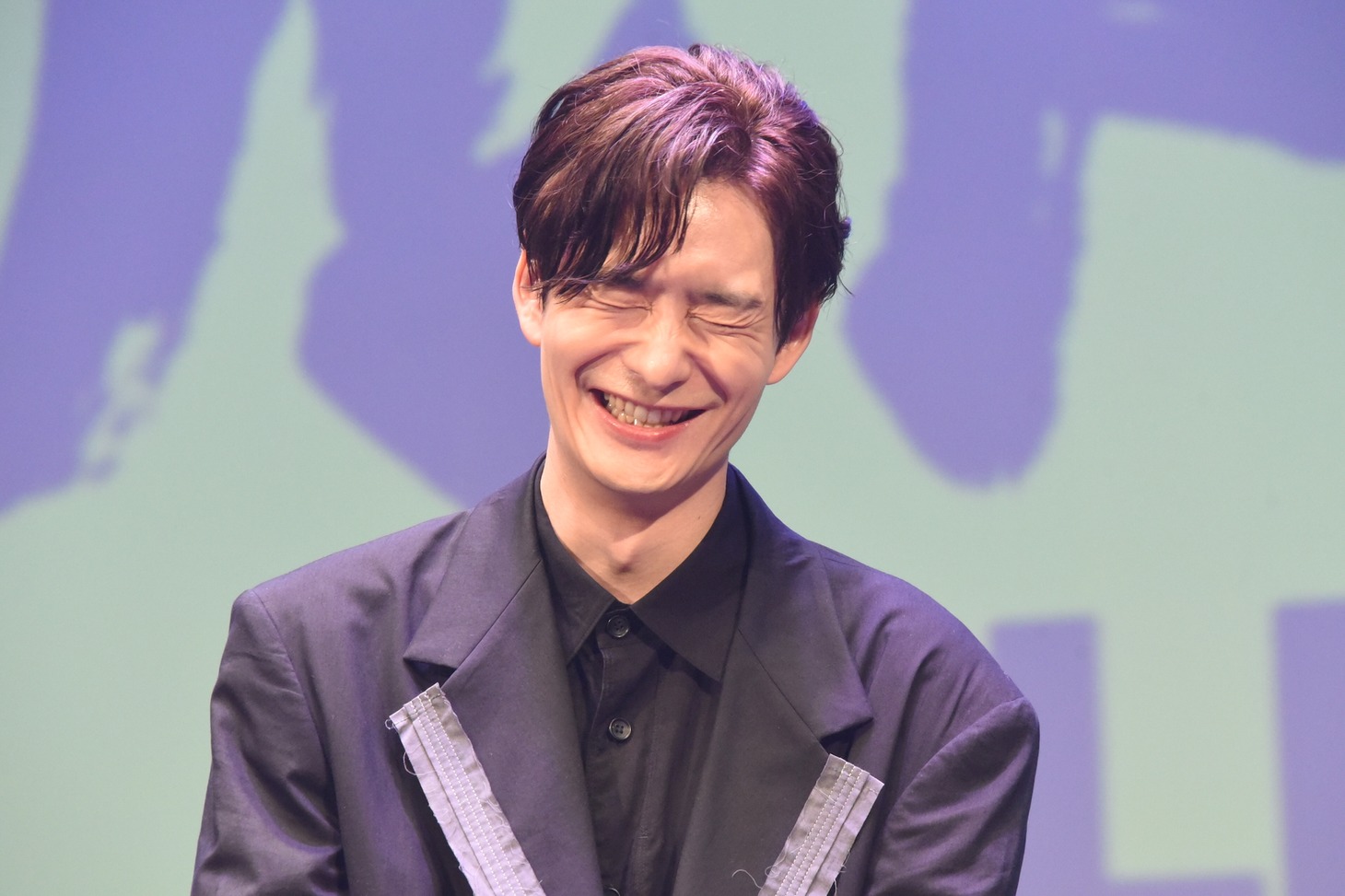 くしゃっと笑う岡田将生。